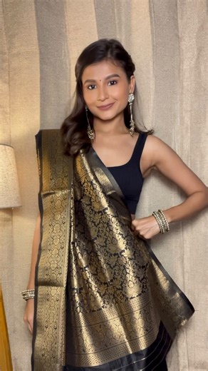 URMI GORAIYA on Instagram: "Sidha Pallu in new style✨ IB @gehani.heena Saree Hacks - Beauty Hacks #sareedraping #sareehacks #beautyhacks"