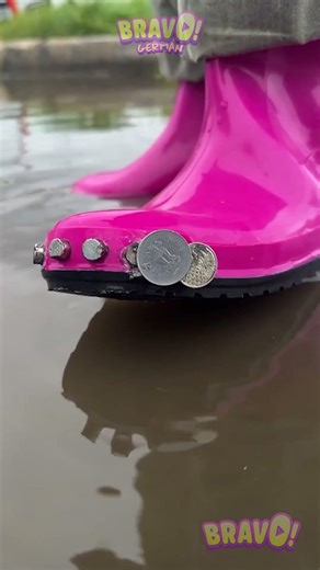 Münzen in einer Pfütze mit Magnetstiefeln gefunden! 🪙🧲