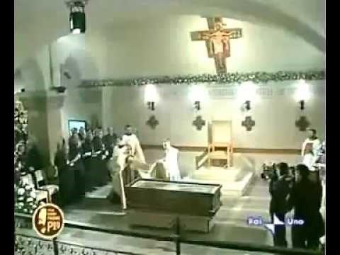 Padre Pio : open Coffin