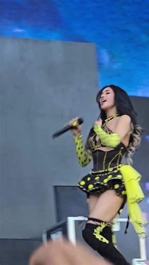 SOPHIA OUT HERE STEALING BIASES (mine)!! AND DANIELA AND LARA ❤️ #katseye #govball
