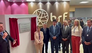 A BRF (Brazilian Foods) iniciou em Dubai em DEZ/2014 e produz processados de frango: hambúrguer, salsicha, marinados de frango e empanados. A matéria-prima vem do Brasil, congelada, principalmente do sul e centro-oeste. Esta fábrica produz 3.000 kg/hora. A BRF é líder neste segmento no Oriente Médio, dominando de 40% a 50% do mercado chegando a enviar para 14 países, contando com 1.500 empregados em todo o Golfo. Satisfação conhecer esta grande empresa brasileira nos Emirados Árabes Unidos hoje.