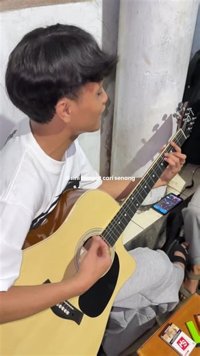 Ramzi Bayhaqie on Instagram: "slankers angkatan lama pasti tau lagu ini kan?? mang cajon : @ebhoismail song by : @slankdotcom - Mars Slankers (Cover) #fyp #coverlagu #reelsinstagram #slank #marsslankers #beranikitabeda"