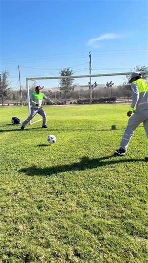 Red Ambiental on Instagram: "En Red Ambiental no todo es trabajo, también hay espacio para convivir. Antes de salir a ruta, nuestros compañeros se aventaron una reta de fucho ⚽️ en la base para arrancar el día con toda la actitud. Porque el trabajo en equipo también se construye así: compartiendo momentos. Y al final, eso también se nota en el servicio. 🚛"