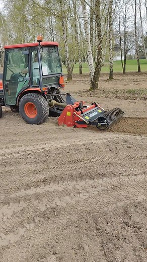 Mini traktorek – maksymalne możliwości! ✅ Glebogryzarka separacyjna – idealne przygotowanie gleby ✅ Kosiarka bijakowa – poradzi sobie z wysoką trawą i chwastami ✅ Kosiarka rotacyjna – szybko i równo  Skutecznie, precyzyjnie i sprawnie  Usługi mini traktorkiem – profesjonalnie i z dojazdem do klienta  Zadzwoń: 662 890 619  www.phuemilka.pl  Działamy do 40 km od Kampinosu | PHU Emilka | Facebook