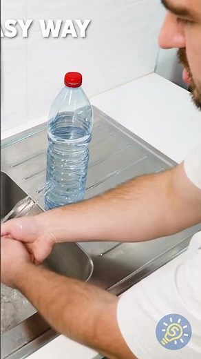 Einfacher Trick für einen Wasserspender aus Plastikflaschen💧