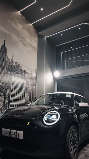Splash Auto Art | Hong Kong on Instagram: "【Mini Cooper Electric J01 黑白對比Customization】 Mini Cooper Electric J01 以復古外型結合電動科技，展現其獨特魅力。為令愛車更具獨特性，車主追求個性化，特意選用啞白色車頂搭配全黑車身，形成鮮明對比。黑白配色玩味十足，不但突顯經典輪廓，更注入層次感，令經典 Mini 喺行駛時展現截然不同嘅態度。 Splash 團隊一向專注於為車主打造 Customization — 度身訂造專屬護理方案，從車漆顏色選擇、材質應用到細節嘅內籠飾件，都以專業匠藝呈現。每一個設計，都係因為團隊對車身美學與保護嘅執著。 如果希望愛車展現獨一無二嘅風格，即刻聯絡 Splash 店長，為你提供專業建議以及靈感，一齊探索更多不可能！ __________________________________________ Explore and immerse yourself in the world of Splash on bysplash.com 從此探索您對藝術品