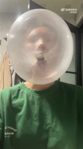 是偷窥呀的微博视频 Bubble Gum Blowing
