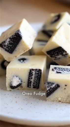Indulge in the ultimate cookies-and-cream treat with this ultra-creamy, no-bake Oreo Fudge that is perfectly sweet and simple to make! 😋🍪 🛒 Ingredients : 24 Ounce White chocolate chips 14 Ounce Sweetened condensed milk 1/4 Teaspoon Salt 1 Teaspoon Vanilla extract 20 Oreo cookies 👩‍🍳 Easy Steps : 🥣 Melting Magic * Line an 8x8-inch square baking pan with parchment paper, leaving a slight overhang on the sides for easy removal. * In a large microwave-safe bowl, combine the white chocolate chi