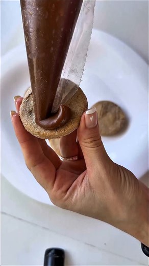 Lic. Nutrición Yamila Palloni on Instagram: "🍯🍫ALFAJOR DE DULCE DE LECHE SALUDABLE🍯🍫 Seguime para más recetas así de copadas 😎 @yaminutri 👉🏻Ingredientes (4 alfajores) 🍫MASA 1 huevo 80 g de harina de avena Opcional: 1 cda sopera de edulcorante líquido 1 cda tipo te al ras de polvo para hornear 1 cda tipo te de extracto o esencia de vainilla 🍯RELLENO 60 g de dulce de leche sin azúcar / manjar de leche repostero 👉🏻Por unidad: encontrás 104 kcal - 16 g HDC - 4.4 g de Proteínas - 2.4 g de