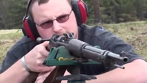 已有百年历史的德国毛瑟98式步枪试射，差一点就要脱靶了！