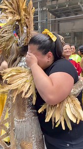 “Tengo de todo para mostrarles. Primero la previa del desfile: una colombiana que tiene varios años sin volver al país, el encuentro con las Reinas lindas y tantos disfraces bacanos. ¡Todos somos el Carnaval de Barranquilla!”🏹✨👑#PaPasarlaBacano #CarnavalDeBarranquilla #CarnavalBAQPorElMundo #TatiEnNY #NewYork | Quilladc