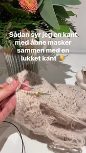 🪡I dag viser jeg, hvordan man kan sy to kanter sammen — selvom den ene har åbne masker, og den anden er lukket. Først sørger jeg for, at kanterne ligger pænt mod hinanden, så maskerne passer nogenlunde op.Jeg bruger en stoppenål og en tråd i samme garn.På den side med åbne masker, stikker jeg nålen gennem maskerne, som om jeg skulle strikke dem — det holder kanten elastisk og pæn.På den lukkede kant går jeg ind lige under de små “v” eller maskebuer, så sømmen bliver jævn.Jeg skifter mellem side