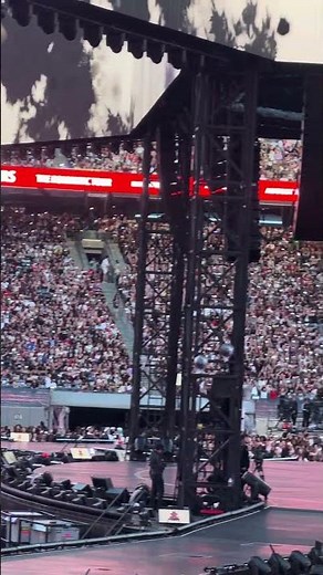 Day 1 BTS at MetLife stadium. ARMY doing the WAVE with Lightsticks #bts #metlifestadium #btsarmy #nj