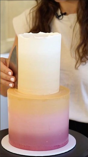 Shorter days = stunning sunsets! Perfect inspo for this ombre sunset cake! Tutorial on my channel 🌅