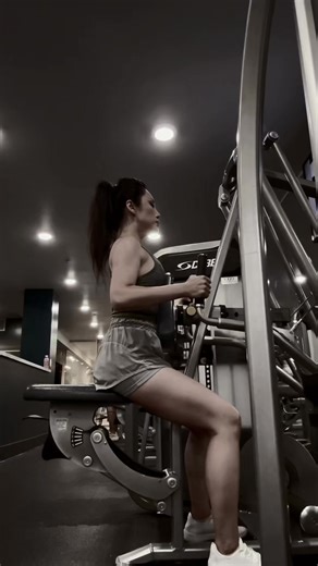 11K views · 1.7K reactions | first time using this machine! 4 sets of 12x - 30 lb Seated Row | Tina Guo | Facebook