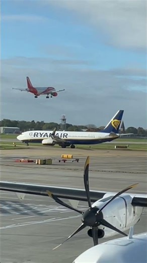 EasyJet landing at London Gatwick Airport #aviation