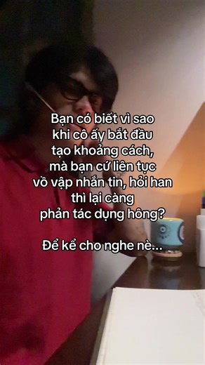 Khi cô ấy bắt đầu tạo khoảng cách, bạn sẽ làm gì? Ắt hẳn, phản ứng đầu tiên của nhiều chàng trai sẽ là nhắn tin liên tục, gọi điện hay lao đến để chứng minh “anh đây, anh quan tâm em mà, em sao vậy” phải hông? Nhưng sự thật là, những hành động đó không phải là yêu thương mà là tuyệt vọng đó đa. Ê nói gì vậy cha? Bình tĩnh, hãy thử góc nhìn khác xem, khi một cô gái lùi lại, việc bạn đuổi theo chỉ khiến cô ấy cảm nhận rằng bạn thiếu tự tin và dễ bị phụ thuộc, từ đó giảm đi sức hấp dẫn trong mắt cô