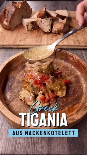 Greek Tiganiá – Panos Style 🇬🇷🔥 Saftige Nackenkoteletts, grob geschnitten und richtig heiß angebraten, treffen auf Paprika, rote Zwiebeln, Zitrone und mein Grillgewürz. Abgelöscht mit Weißwein, eingekocht zu einer dicken, aromatischen Sauce – genau so muss eine Tiganiá schmecken. Perfekt zum Brot eintunken und ideal für ein schnelles, herzhaftes Essen. Wer wäre dabei? 😍👇🏻 Zutaten * 1200 g Nackenkoteletts * 1 große rote Zwiebel * 1 rote Paprika * Saft von 2 Zitronen * 2 EL Senf * 100 ml Wei