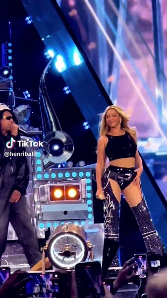 Beyoncé's Surprise 'Crazy In Love' Performance in Paris