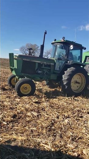 John Deere 567 baler had a small break down. its goin NOW! #farmlife #tractor