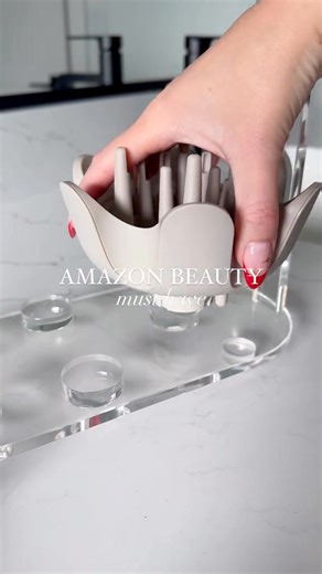 💇‍♀️ Shark FlexStyle Accessory Rack – keeps your dryer, curlers, combs and diffusers neatly organized in a chic acrylic design. ✨ Comes with a convenient cord hanger, keeping your vanity clean and tidy. #hairtools #organization #beautyorganization #cozyhome #homedecor #vanityorganization #minimalisthome #storagesolutions #haircaretools #fyp #duyencd | Interior Decor World