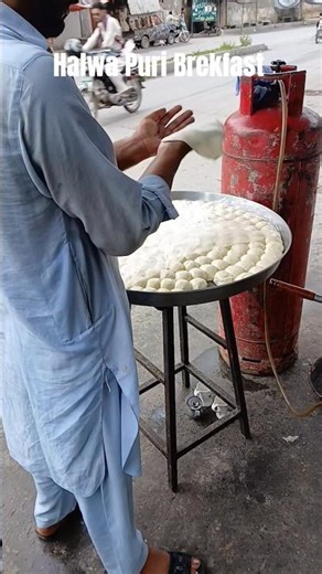 Halwa Puri Breakfast | Puri nashta | Halwa puri nashta PKR 80 #streetfoodstoriespk #streetfood