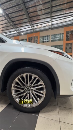 🚗同价双选！Lexus RX300 你选哪一台？ RX300 L VERSION和F SPORT到底分别在哪里？ 两台 RX300 Recond，同样起步价RM229,000，但风格完全不同👇 🚗🔥外观 & 内装 ： -F Sport 在外形上更运动：据资料，F Sport 的外部格栅、保险杠、轮毂、车身细节会有所运动化处理。 -Version L（或 Luxury / L Version）则更偏向豪华、舒适导向，内饰材质、座椅舒适度可能略优于运动版本。 🚗🔥驾驶动态： -F Sport 通常搭载更运动化悬挂调校／或加强版底盘结构 -Version L = 豪华版则偏向舒适、乘坐感受柔和、适合日常通勤或家用。 🚗🔥性价比考虑： 如果两款起步价都一样（那么重点是看你注重什么：运动感 vs 舒适性／豪华感。 若两款在价格上无差别，那么选择哪个“更划算”就看配置与用途：如果你喜欢运动化驾驶、视觉更强，则 F Sport；如果你要日常家用、多人乘坐、后排／舒适性为主，则 Version L。 🚘 同样的动力、同样的价格，不同的是你的态度。 无论你追求 优雅从容 还是 运动激情