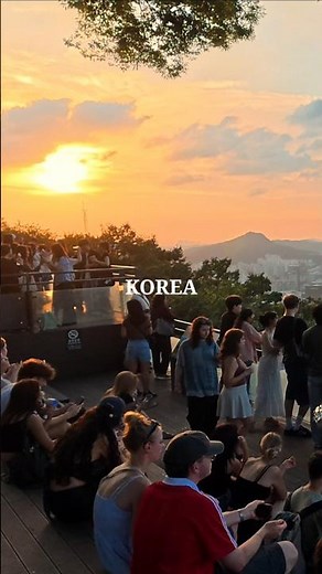 한국의 여름 수많은 외국인 인파, 노을지는 로맨틱한 서울 남산타워 산책 A Cinematic Walking Tour of Seoul's Namsan Tower at Sunset