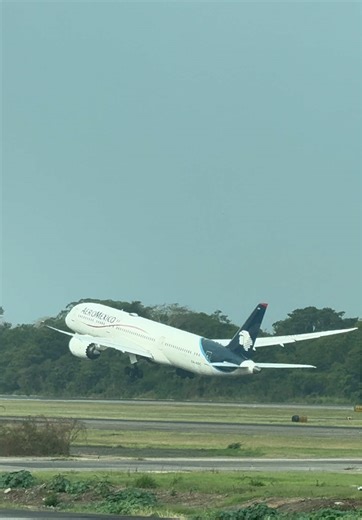 Despegue del Boeing 787-9 de Aeroméxico