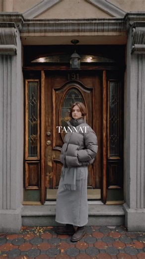 TANNAT on Instagram: "GOOSE DOWN PUFFER JACKET 80% 구스 다운(Goose down) 과 20% 구스 페더(Goose feather) 의 조화를 통해 가볍지만 깊이 있는 온기와 오래 지속되는 복원력을 선사합니다. 글로벌 다운 전문 기업 PRAUDEN(프라우덴)사의 정품 구스를 사용해, 헝가리·시베리아·폴란드 등 주요 산지의 깨끗하고 안정적인 프리미엄 충전재만을 엄선했습니다. 높은 필파워와 우모 함량이 만들어내는 풍성한 볼륨은 누빔 공정 후 다운을 채워 넣는 ‘칸다운’ 방식으로 완성되어 형태와 따뜻함을 오래 유지합니다. 프리미엄 구스를 사용하지만, 매년 합리적인 가격 안에서 선보이는 것은 타낫이 처음부터 지켜온 고집이자 태도입니다. 새로움보다 완성도를 향해 나아가는 것, 그것이 타낫이 추구하는 꾸준함의 방식입니다. 겨울의 차가운 공기 속 구스 다운의 따뜻함이 오래도록 이어지길 바라며, 온라인과 오프라인에서는 기간 한정 25 WINTER PUFFER