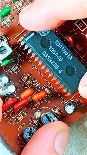 El método tradicional para instalar un circuito integrado de audio frecuencia.#ic #soldier #tricks