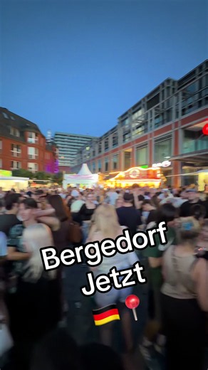 🔥 Ganz Bergedorf ist heute auf den Beinen! 🇩🇪🎉 Unglaubliche Stimmung, Musik, Lichter und tausende Menschen feiern gemeinsam beim Stadtfest Bergedorf! ❤️ Wenn ihr die schönsten Momente aus Hamburg nicht verpassen wollt, dann folgt unserer TikTok-Seite – jeden Tag neue Videos, Events und Highlights direkt für euch! 📹✨ Wer ist heute auch dabei? 👇 #Hamburg #Bergedorf #StadtfestBergedorf #FürDich #deutschland