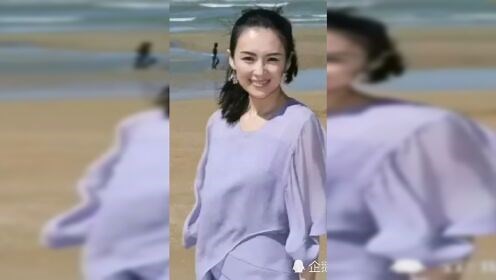 章子怡：罕见沙滩照，紫裙优雅，笑容明媚