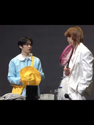 The double take Hyunjin made at this cute preschooler, Lee Know.. #leeknow #hyunjin #hyunho #straykids #skz