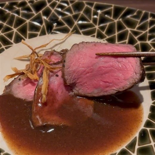 てち@ほぼ東京グルメ on Instagram: "《星空の中へ》 . 新宿野村ビル50Fにあるお店へ✨️ 超高層階！高くて新宿の夜景にうっとり🏙😍 今月の初めは私の誕生日もありましたし(結構前笑) 【記念日プラン】天色～amairo～ を注文♪ ■コース内容 【乾杯】セニョリオ デ マレステ ブリュット 【前菜】ずわい蟹と帆立の白和え 【造里】本日のお造里盛合せ 【焼物】国産牛サーロイン肉のステーキ 【箸休】茗荷と三つ葉の甘酢和え 【揚物】海老とお野菜の天麩羅 【蒸物】昆布〆真鯛と浅利の酒蒸し 【食事】雲丹といくらのずわい蟹寿司 【止碗】青さ海苔と三つ葉の赤出汁 【甘味】アニバーサリーケーキ 初めから最後まで豪華〜✨️ 品数の多さにもびっくりです🤩 どれも美味しかったけど特に美味しかったのは、 やっぱりメインのステーキ！！！！！ ソースがお肉と合っててとっても美味しかった〜💖 雲丹といくらのズワイ蟹寿司も豪勢だよねええ 大好物ばかりのまるで海鮮玉手箱状態っ💖💦 そして、最後はとっても可愛い