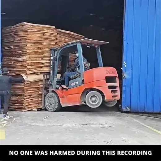 Daily Safety Fails🤯This is WHY Forklift Training & Company Culture Matter🤯 #safetyfails #fails #fail
