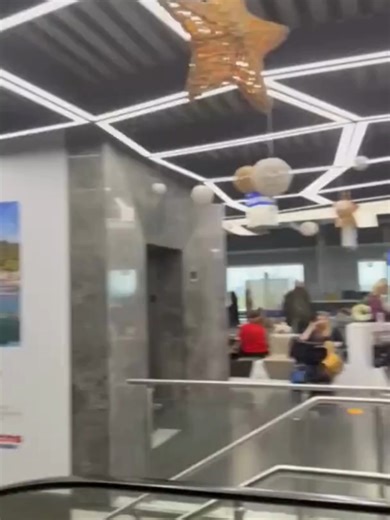 🔴 Σοβαρό τεχνικό πρόβλημα στις ραδιοσυχνότητες έχει προκαλέσει «μπλακ-άουτ» στον ελληνικό εναέριο χώρο, με αποτέλεσμα να έχουν σταματήσει όλες οι απογειώσεις και προσγειώσεις. Τα αεροπλάνα παραμένουν καθηλωμένα τόσο στο «Ελ. Βενιζέλος» όσο και στα υπόλοιπα αεροδρόμια της χώρας, με τις πτήσεις από και προς την Αθήνα να μην εκτελούνται εδώ και αρκετή ώρα. #MegaGegonota #News #MegaTV