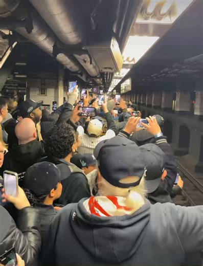 TCDD’de gül yüzlü E8000 lik ve E14000 lik banliyö trenlerini ıskat edip keserek jilet yaptı