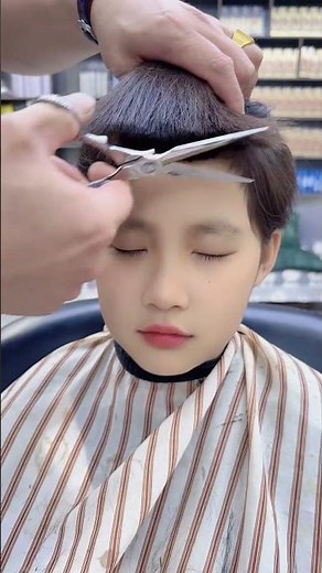 Barber’s Creative Haircut Skill: Art in Motion
