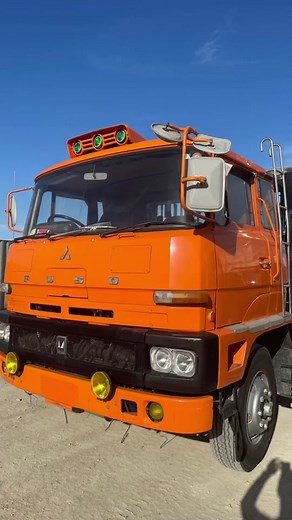 ハイキャブがやってきた！ 昭和54年 ふそうFシリーズ セルフ 珍しいハイキャブ？！です しかも、程度は極上。 イカしたコイツに会いたい時は 片岡オートまで、トラックの部品やコンテナ買いに来て下さい〜！ 記念撮影どーぞ！！ とっても古いと言っても、私より随分若いのですが、、、^_^ #三菱ふそう #ハイキャブ #Fシリーズ #FV214N #セルフ #デコトラ #旧車 #レトロ #トラボディ #片岡オート #japantrucks #japancars