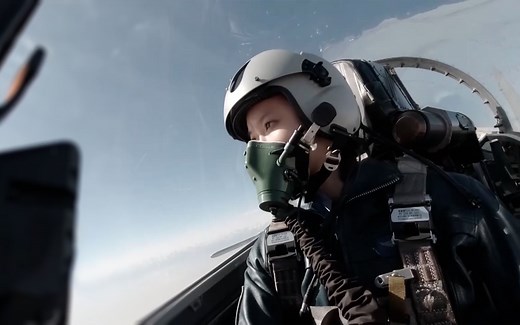 我国首批歼-11B女飞行学员单飞