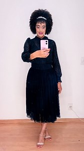 🖤✨🤍 O que você acha da Moda Anos 60? Nesta época o diabo não era o estilista, a Moda anos 60 também conhecida como Moda Vintage era sofisticada e realçava a feminilidade. Os looks eram belíssimos acessórios como luvas, chapéu e guarda chuva faziam parte da composição dos looks. Você gosta desse estilo? #modavintage #modaanos60 #estilofeminimo #reelmodafeminina | Adriane Soares Alves Alves