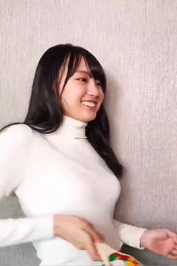 賀喜遥香| 乃木坂46| 羽子板で強調！おしりノースリーブ写真集