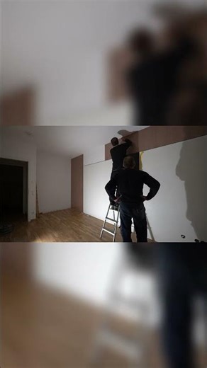 Wand fertiggestellt mit Holzpaneelen