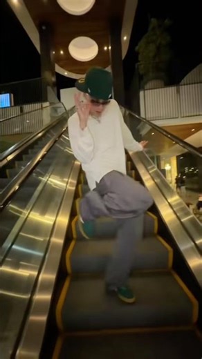 i’m an escalators worst nightmare #BLINK #TZUYUxCORBYN #TZUYU