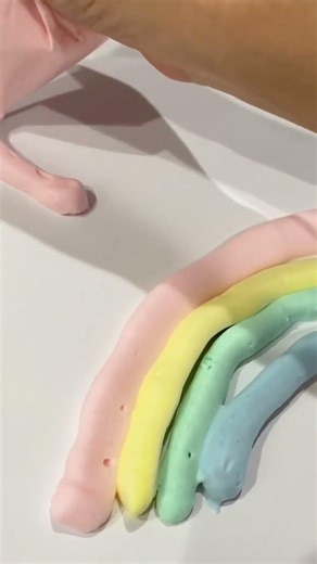 他のおうち遊びはこちらこんばんは、エマです✨手づくりぷっくりペン🌈アラサーママならなんとなく懐かしいはず😍材料▶︎シェービングフォーム▶︎ボンド▶︎フードカラーや絵の具▶︎