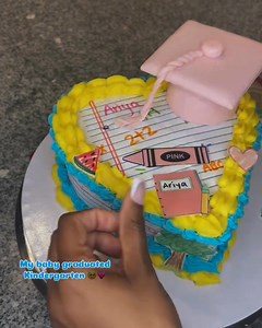 Beautiful graduation cake inspiration Credit- Frostedbyaudrie Audrie Logan | 24/7 Cake Affairs Blog