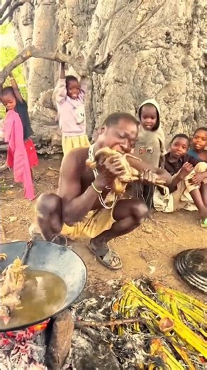 Hadzabe hunters cook a delicious guinea fowl and enjoy it together in the wild! 🍗🔥🌿