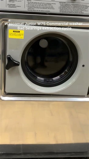 Wascomat Junior W75 Commercial washer Loud Bad bearings extraction cycle.