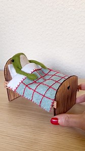 Make a miniature wooden effect bed from your left over cardboard packaging! Just the right size for a frog to snuggle up in 😴 Simply print out the wood - effect bed template sections, glue onto cardboard, and cut around. Super sturdy and easy to assemble following step-by-step photos with full instructions and diagrams. The pattern includes two size options, a larger size bed for a frog doll, and a smaller mouse-sized bed. The pattern also includes a sewing template for the pillow and duvet, wh